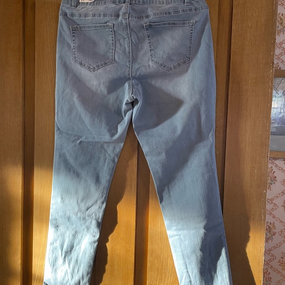 White Mark Women’s Light Denim Jeans sz 16 NWT - Picture 2 of 7